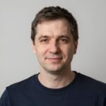 Улыбающийся клиент Fincluziv Pay, довольный прозрачными условиями вывода средств в мобильном казино
